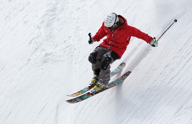 lyžař při sjezdu
